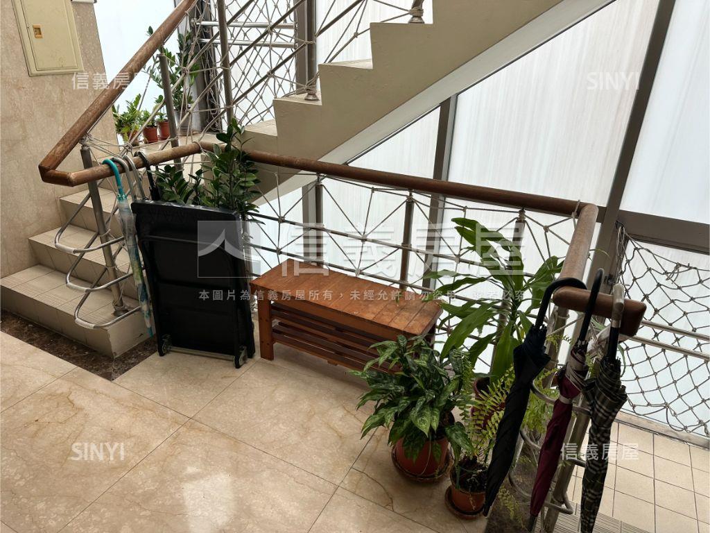 近捷運附坡平車位華廈房屋室內格局與周邊環境