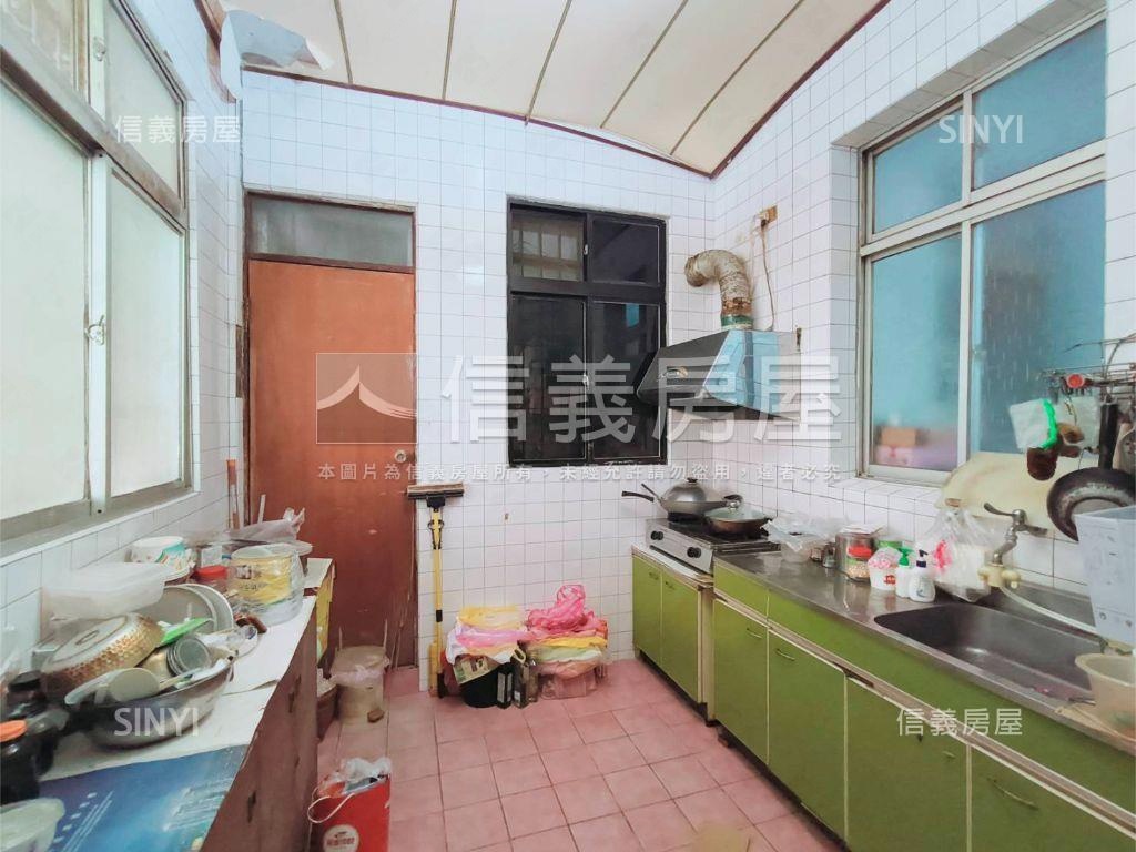 捷運邊間透天別墅房屋室內格局與周邊環境