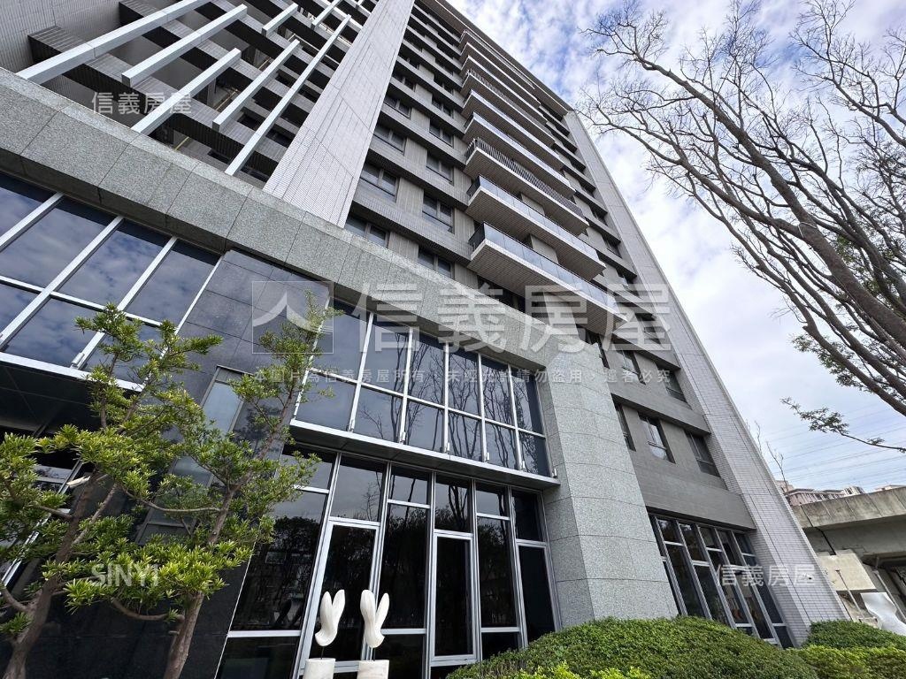 高鐵站前採光次頂樓房屋室內格局與周邊環境