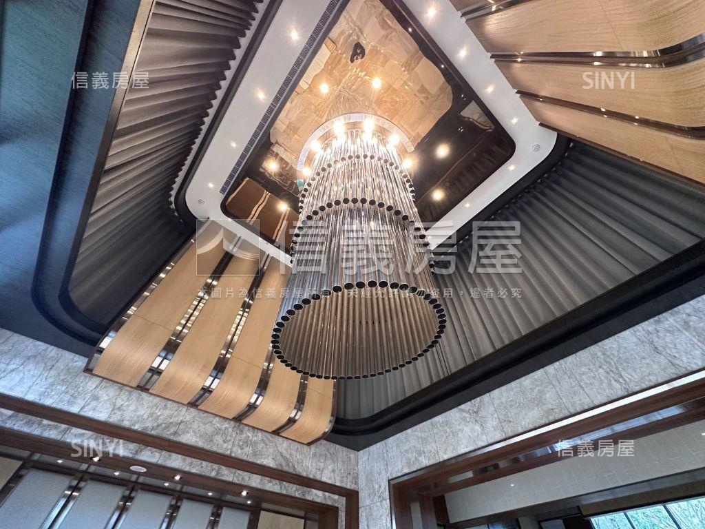 高鐵站前採光次頂樓房屋室內格局與周邊環境