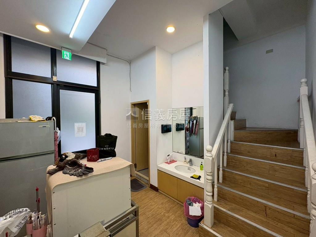 捷運補習班店面房屋室內格局與周邊環境