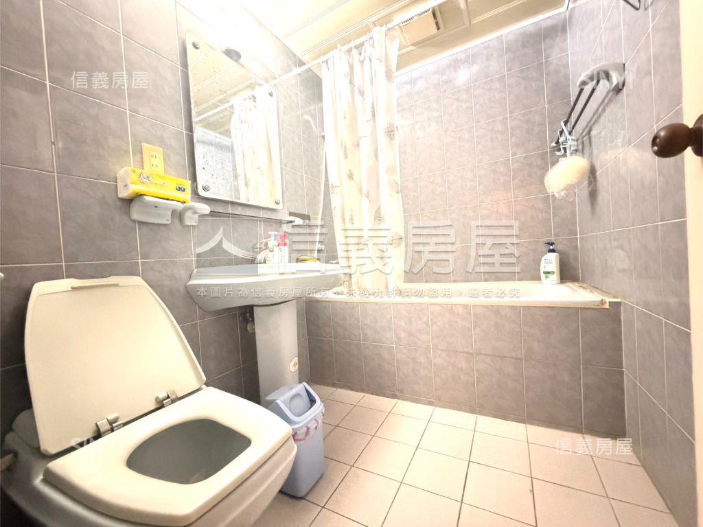 夢皇家近高醫三房車位房屋室內格局與周邊環境