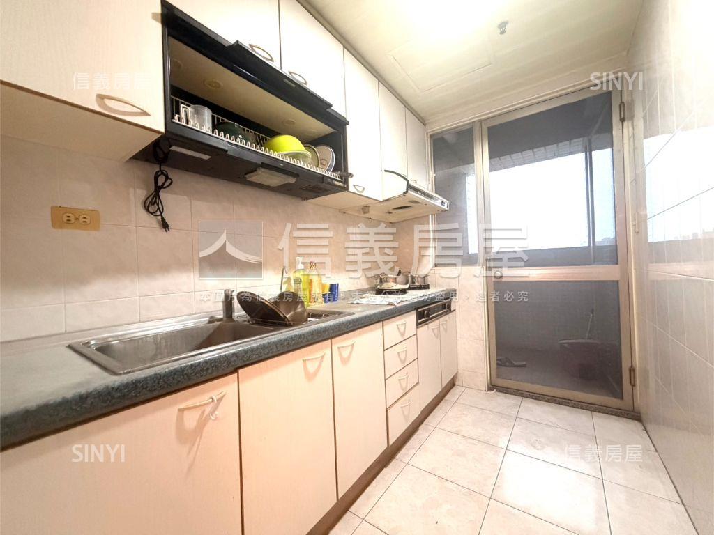 夢皇家近高醫三房車位房屋室內格局與周邊環境