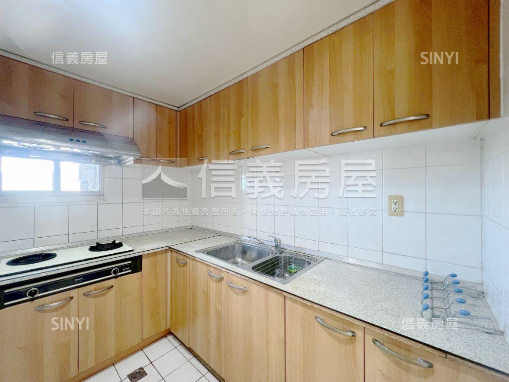 青年守則四房三衛平面車位房屋室內格局與周邊環境