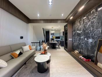 全新臨路裝潢透天店墅