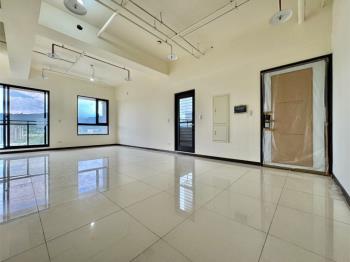 有富璞玉四房高樓露台車位