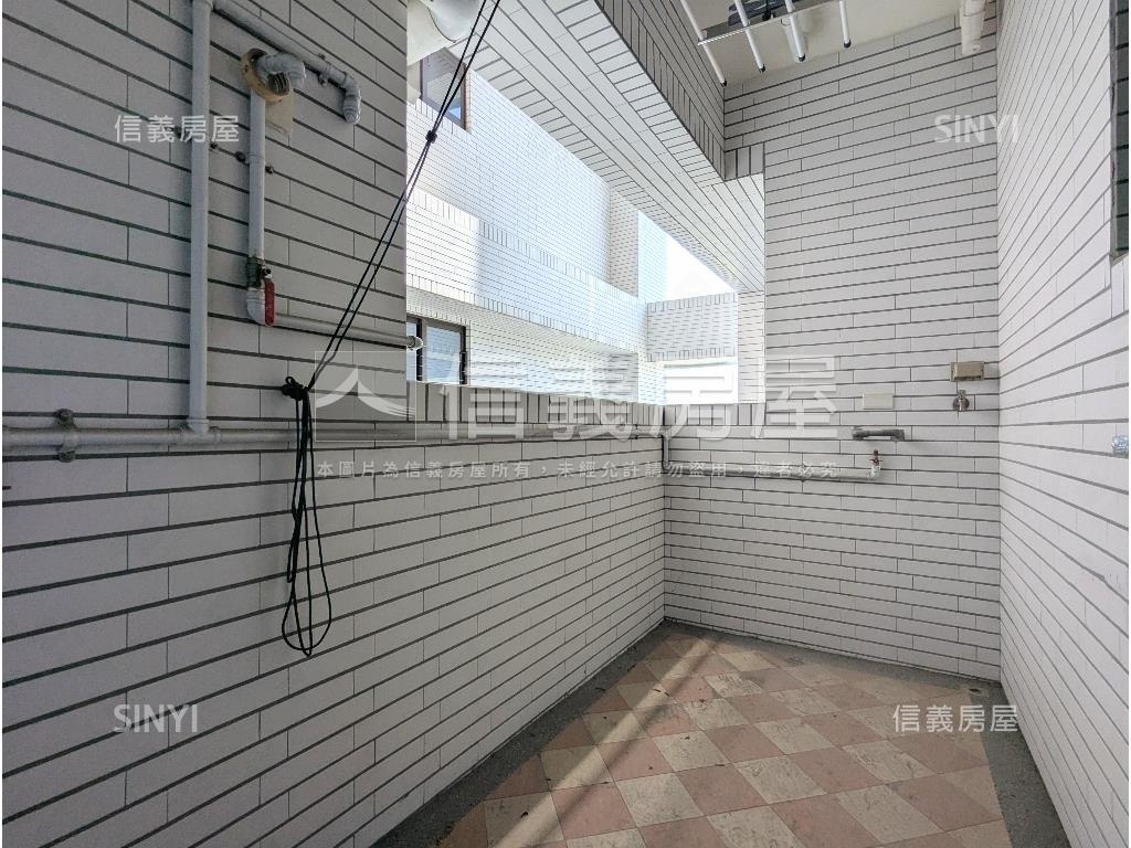 高樓層景觀大坪數半毛胚屋房屋室內格局與周邊環境