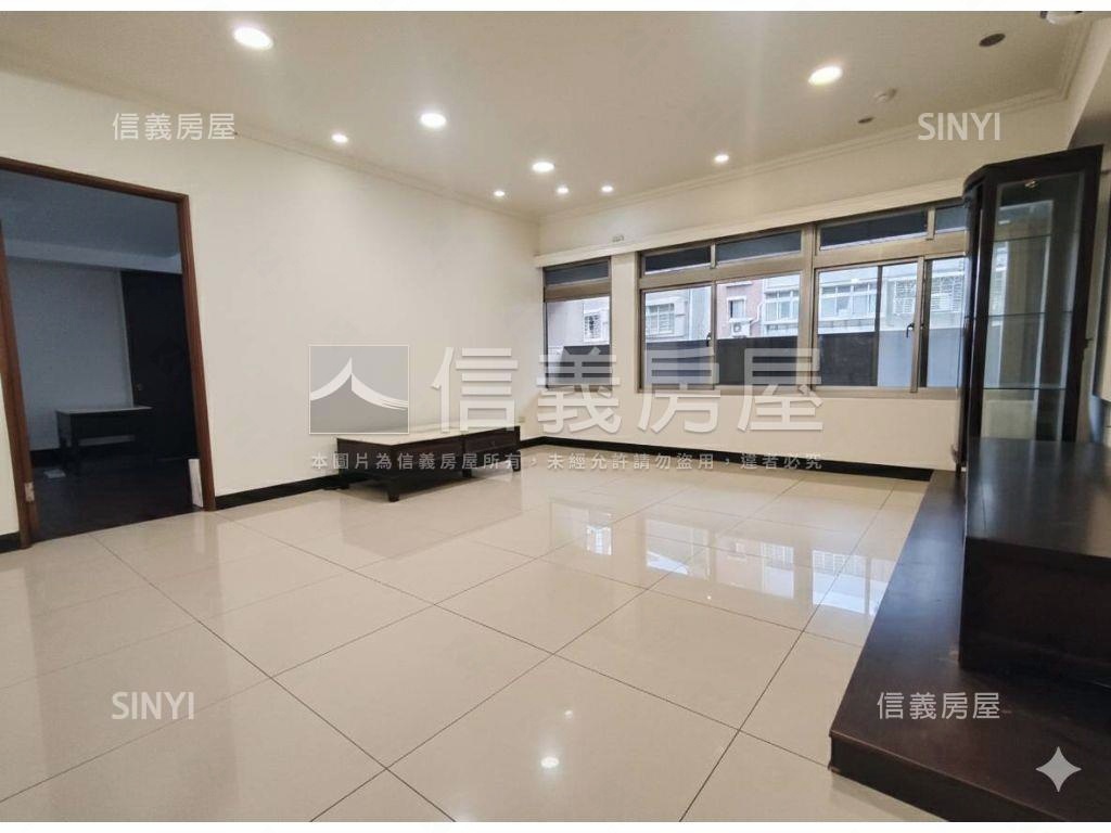 ＳＲＣ小西華三房車位房屋室內格局與周邊環境