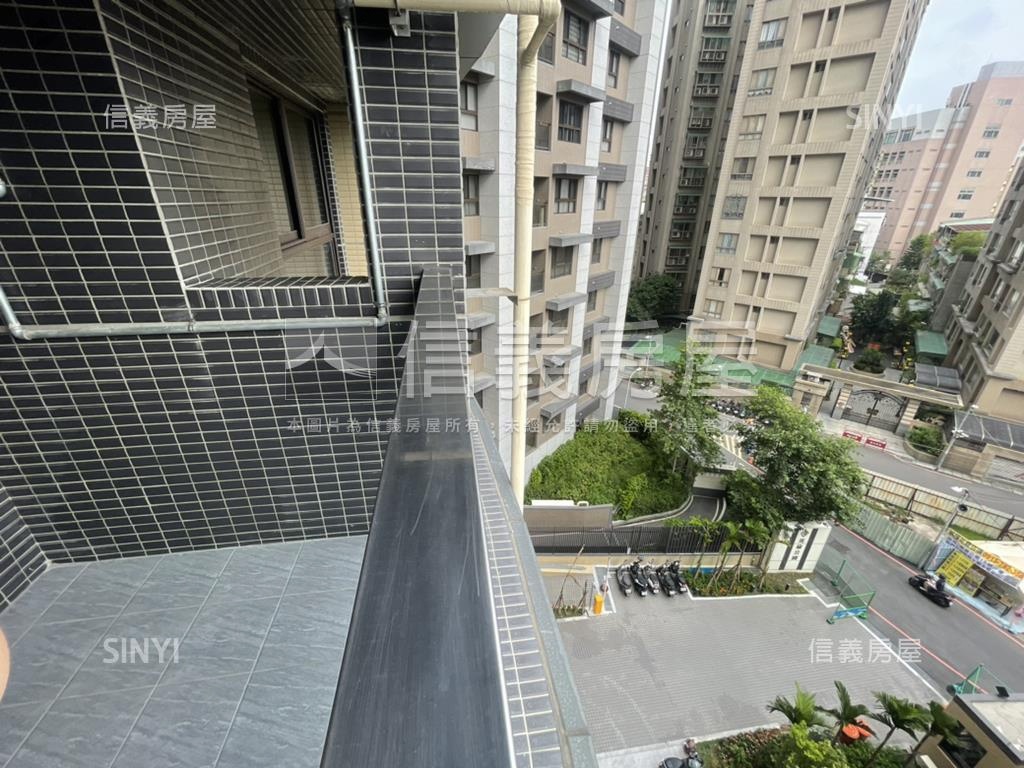 英倫公園全新完工兩房車位房屋室內格局與周邊環境