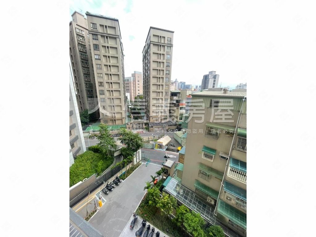 英倫公園全新完工兩房車位房屋室內格局與周邊環境