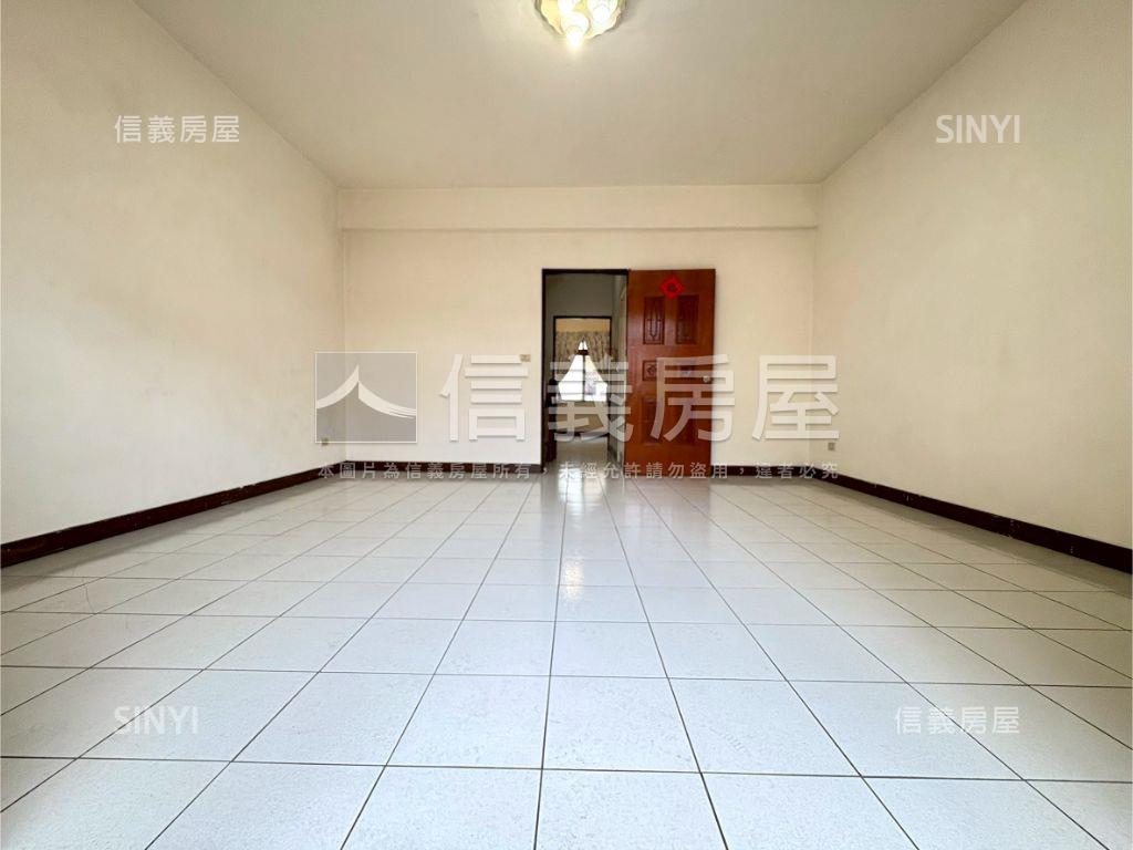地約４５坪，臨路透天房屋室內格局與周邊環境