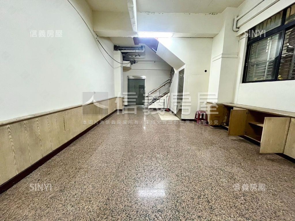 近捷運大路旁人潮挑高金店房屋室內格局與周邊環境