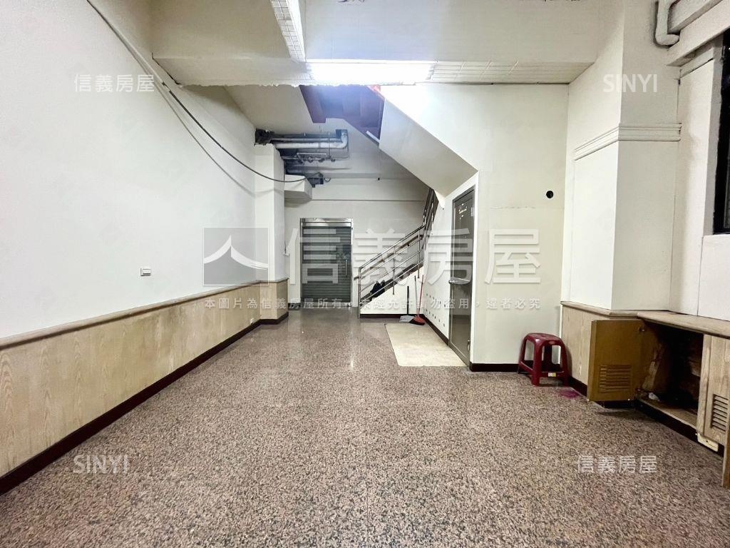 近捷運大路旁人潮挑高金店房屋室內格局與周邊環境