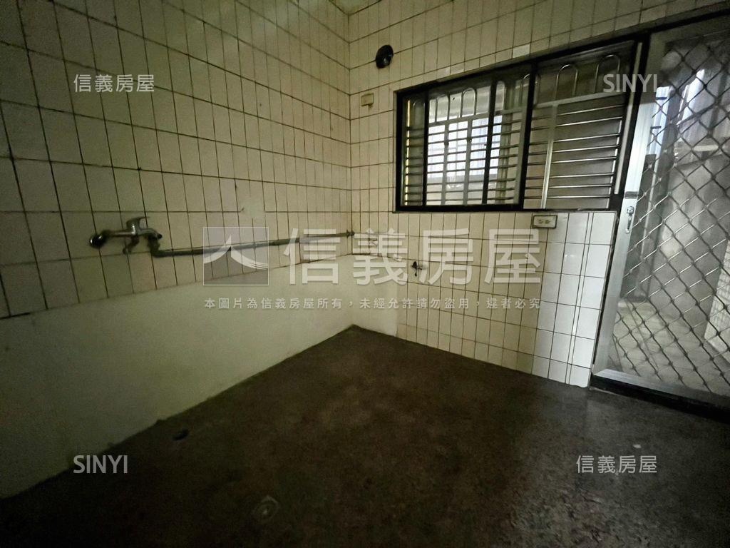 近捷運大路旁人潮挑高金店房屋室內格局與周邊環境
