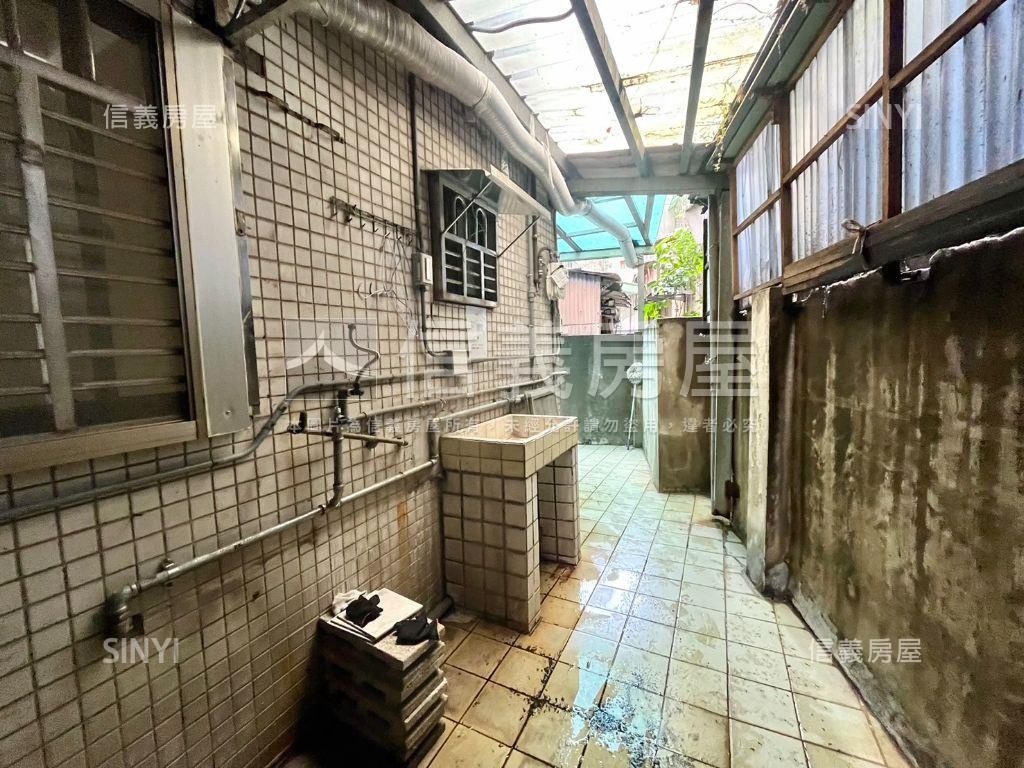 近捷運大路旁人潮挑高金店房屋室內格局與周邊環境