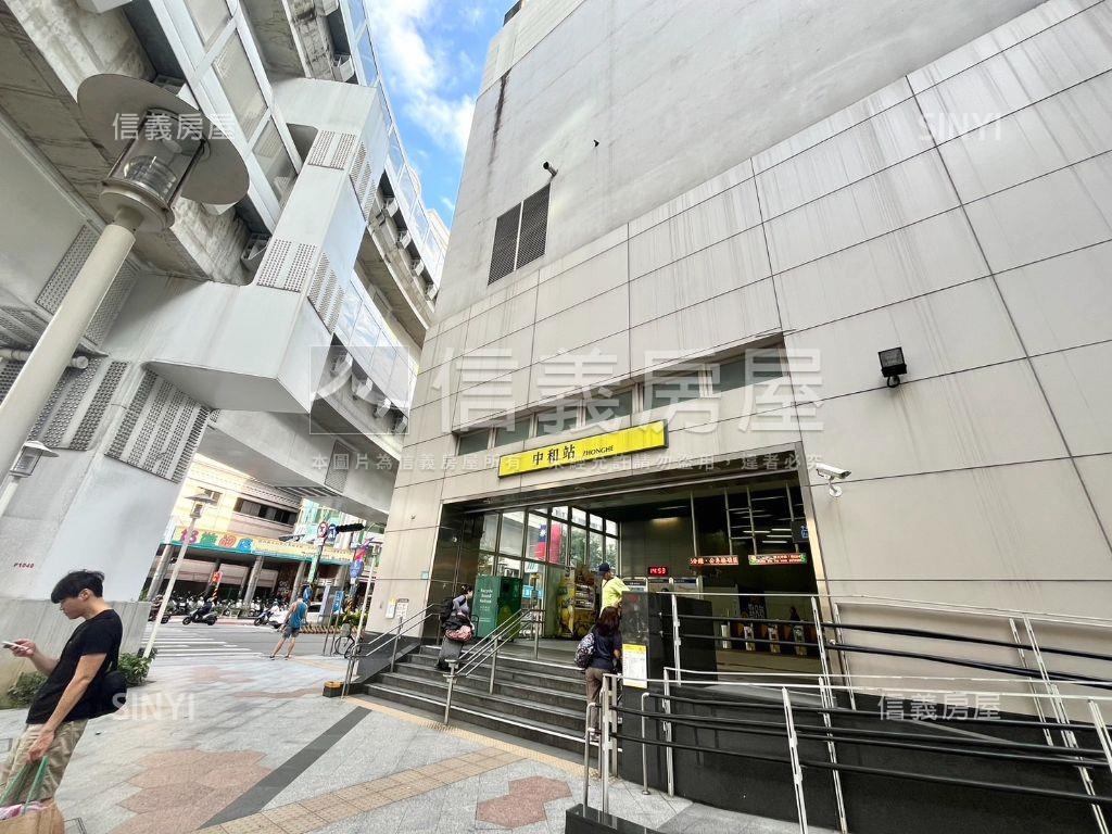 近捷運大路旁人潮挑高金店房屋室內格局與周邊環境