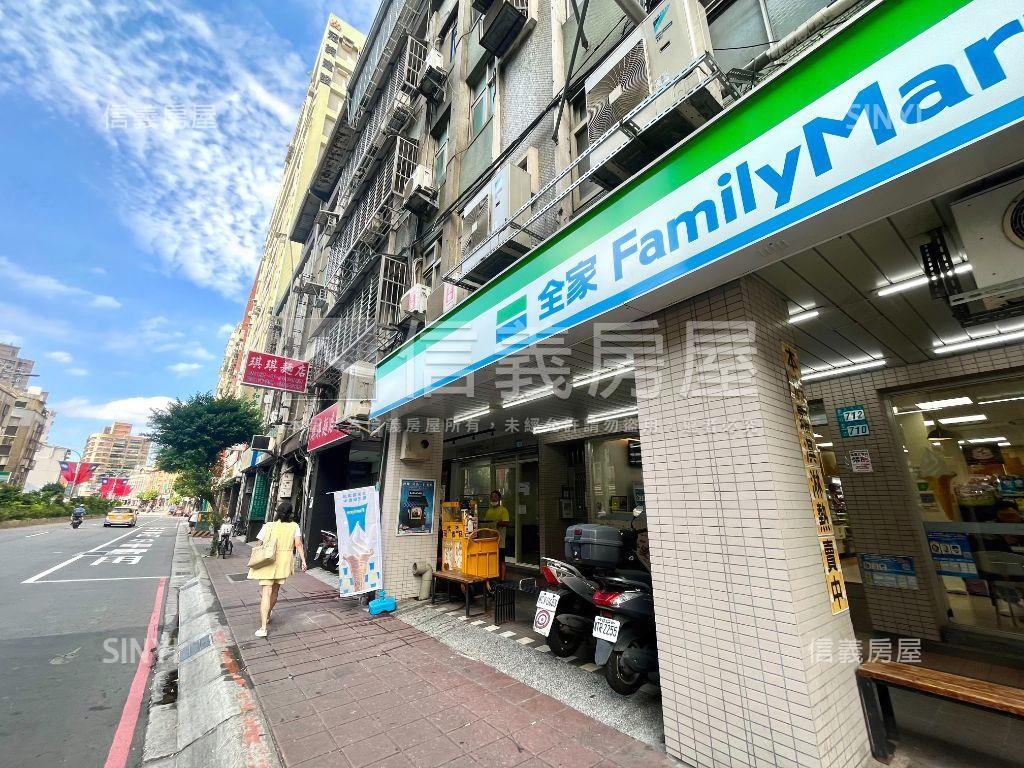 近捷運大路旁人潮挑高金店房屋室內格局與周邊環境
