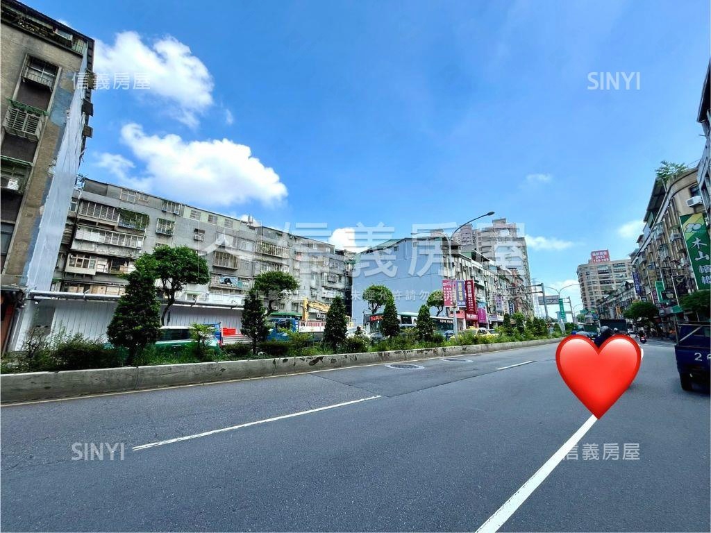 近捷運大路旁人潮挑高金店房屋室內格局與周邊環境