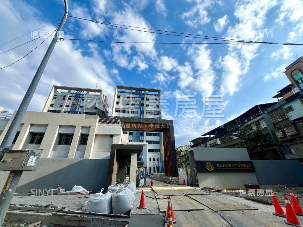 近捷運大路旁人潮挑高金店房屋室內格局與周邊環境