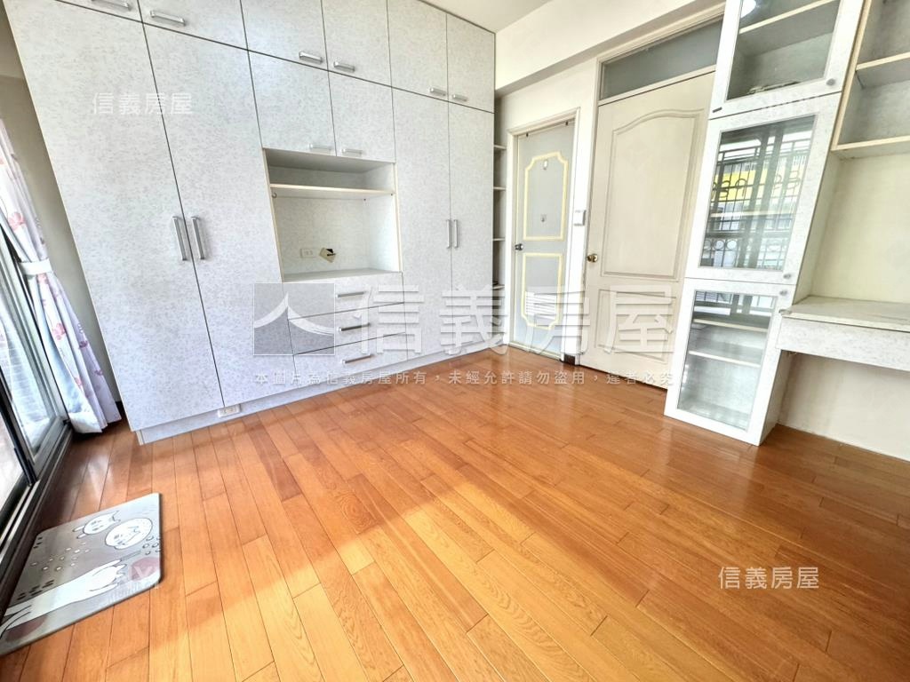 朝南三代同堂６房車庫透天房屋室內格局與周邊環境