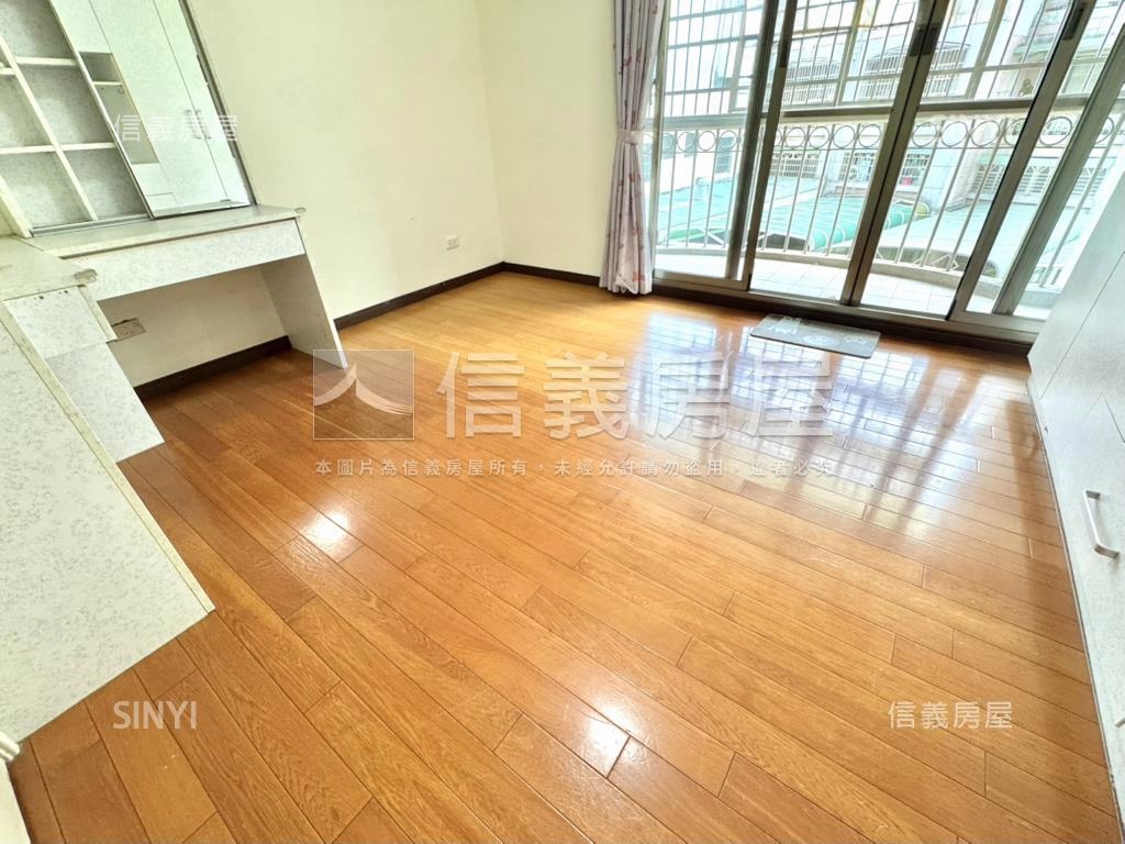 朝南三代同堂６房車庫透天房屋室內格局與周邊環境