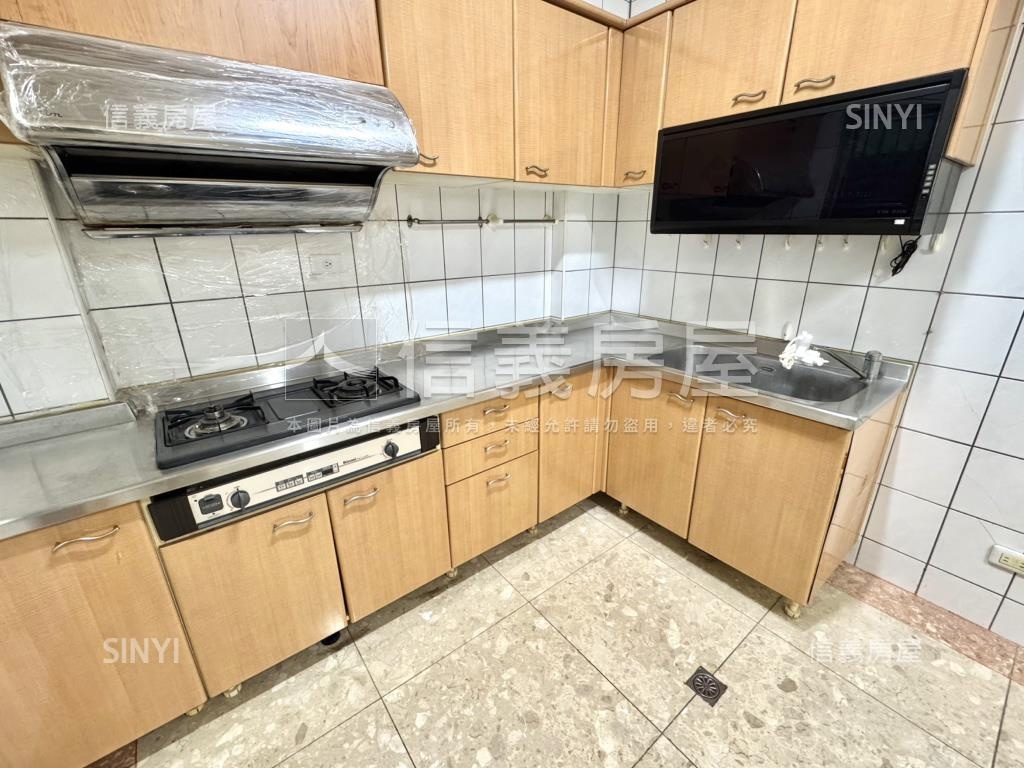 朝南三代同堂６房車庫透天房屋室內格局與周邊環境