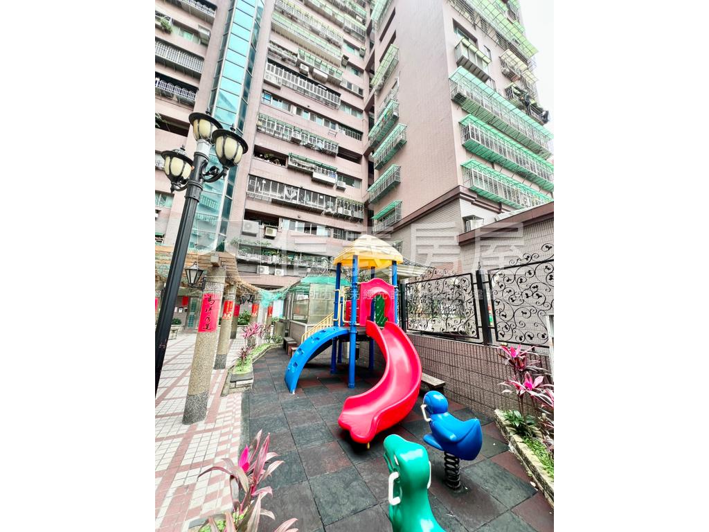 雙捷運台北華府三房美屋房屋室內格局與周邊環境