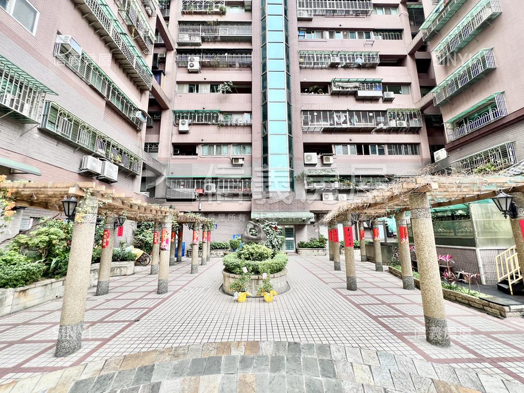 雙捷運台北華府三房美屋房屋室內格局與周邊環境