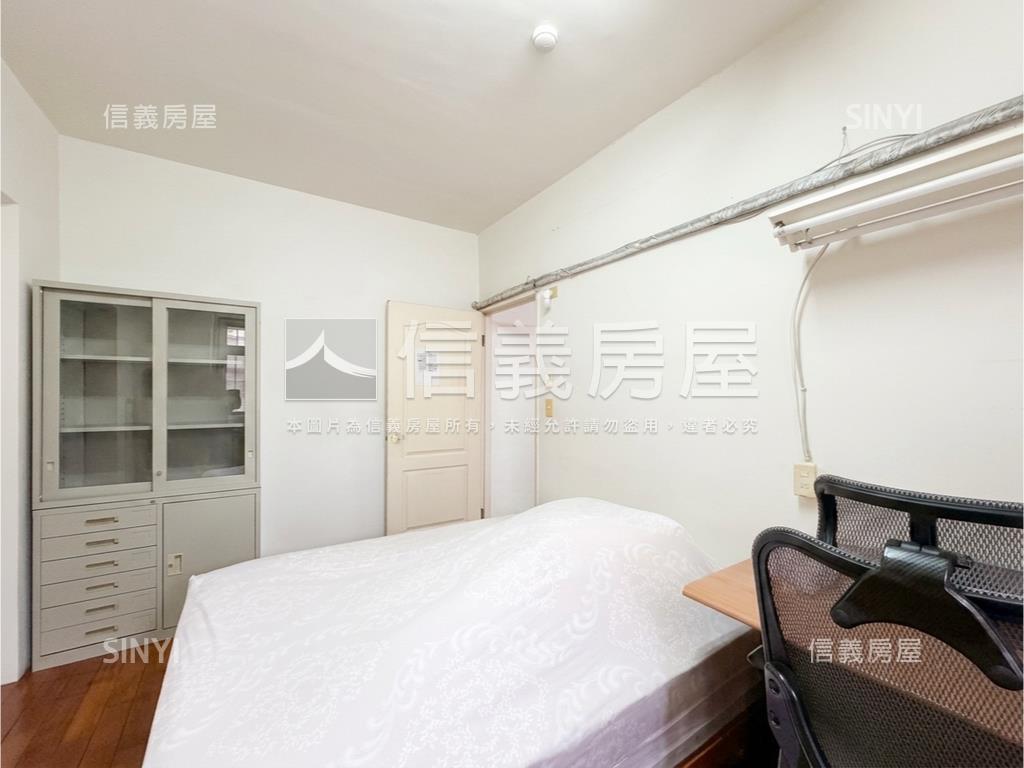 帥主陽約３５坪近一點利房屋室內格局與周邊環境