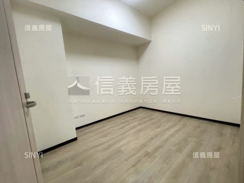 專任華御朝南３房車位房屋室內格局與周邊環境