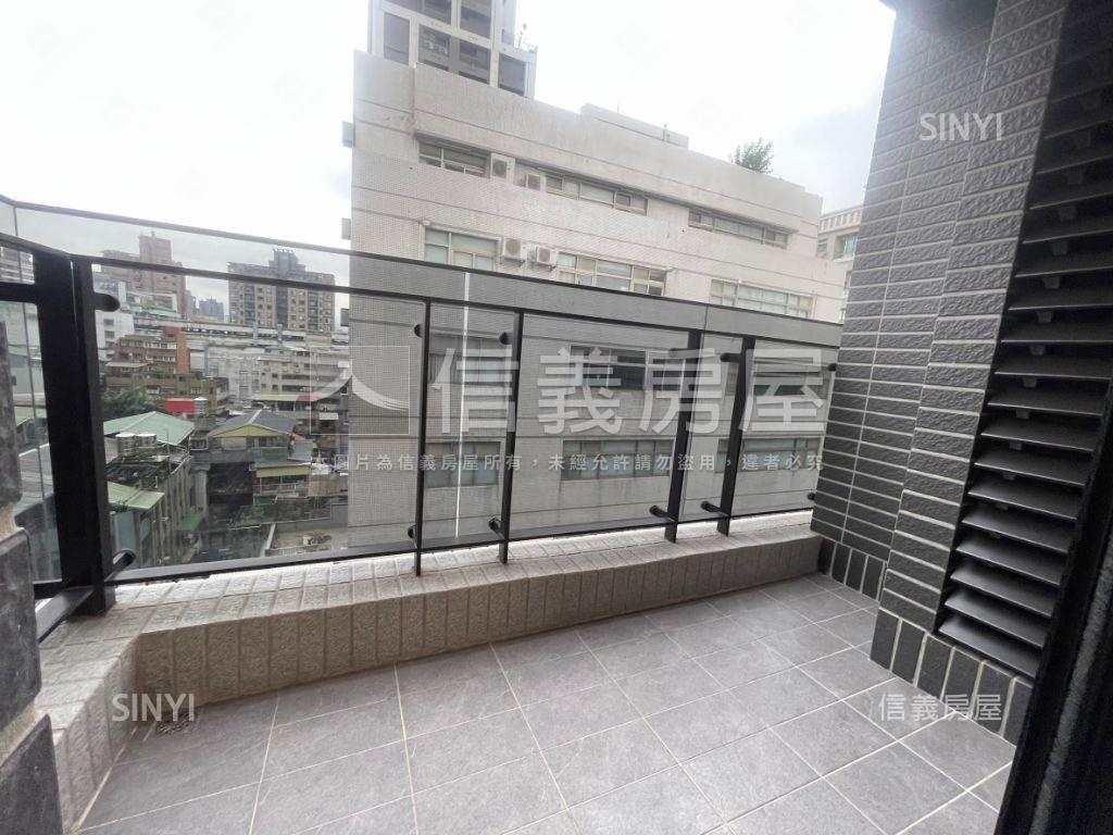 專任華御朝南３房車位房屋室內格局與周邊環境