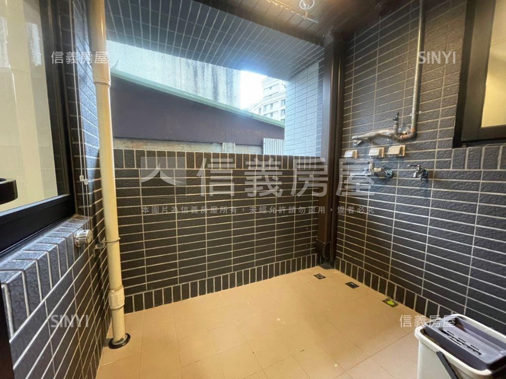 專任華御朝南３房車位房屋室內格局與周邊環境