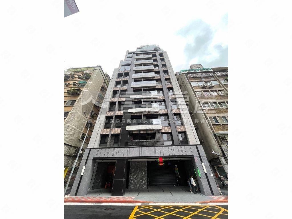 專任華御朝南３房車位房屋室內格局與周邊環境