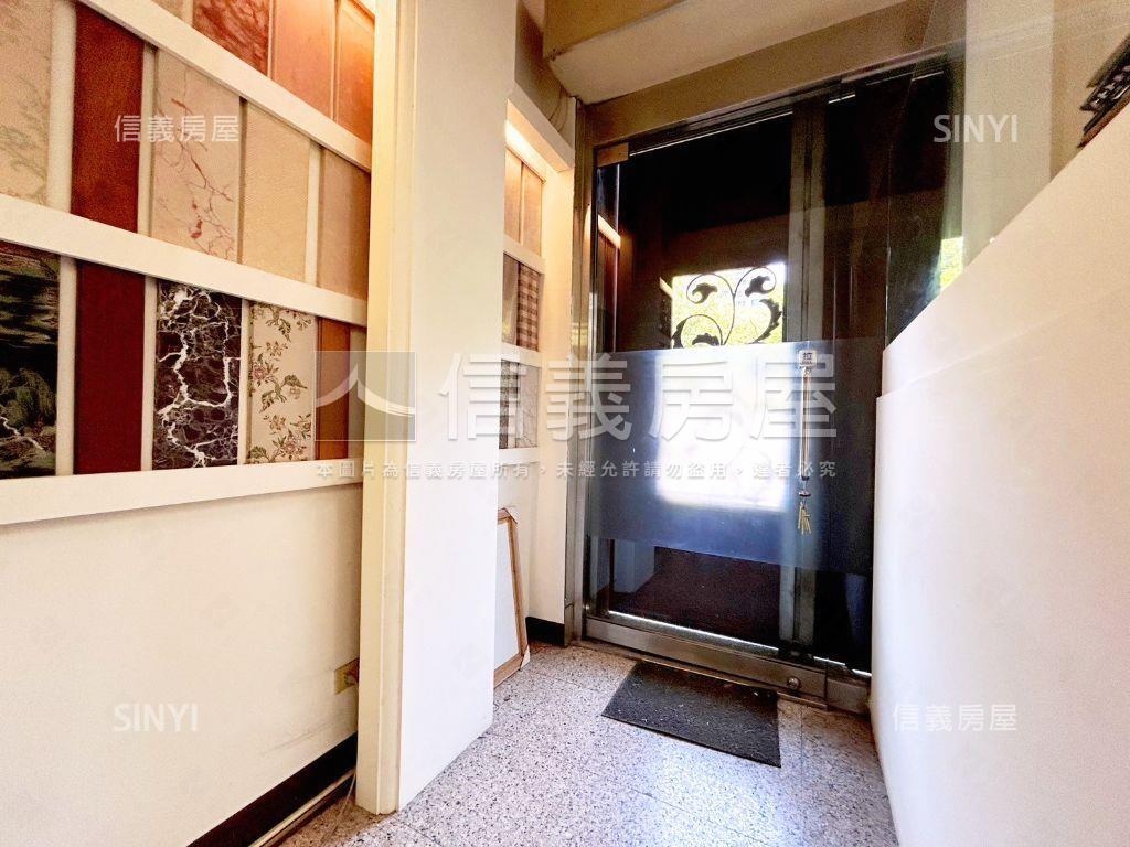 左營公園首排黃金綠景樓店房屋室內格局與周邊環境