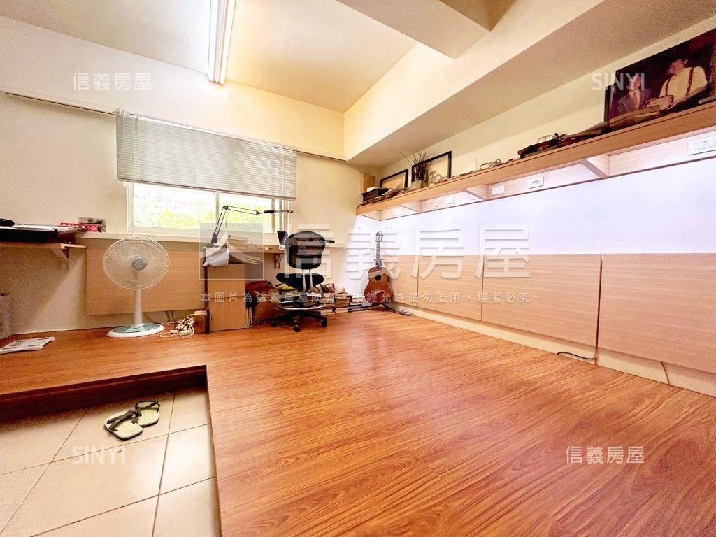 左營公園首排黃金綠景樓店房屋室內格局與周邊環境