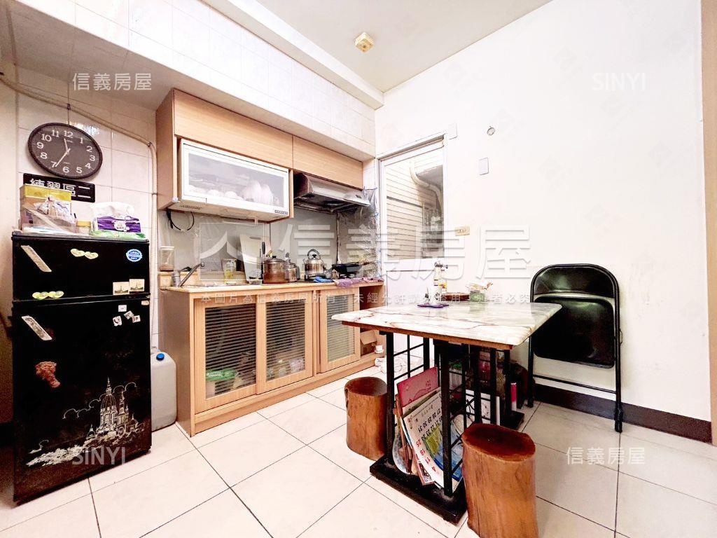 左營公園首排黃金綠景樓店房屋室內格局與周邊環境