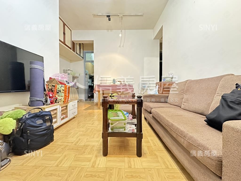 信義行政中心標格公寓二樓房屋室內格局與周邊環境
