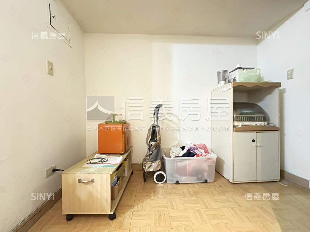 信義行政中心標格公寓二樓房屋室內格局與周邊環境