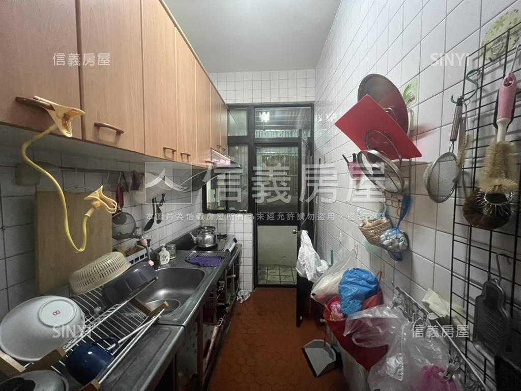 信義行政中心標格公寓二樓房屋室內格局與周邊環境