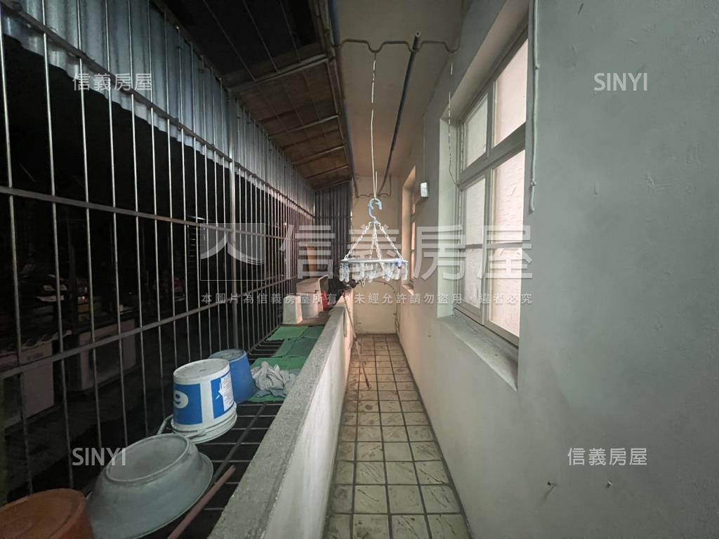 信義行政中心標格公寓二樓房屋室內格局與周邊環境