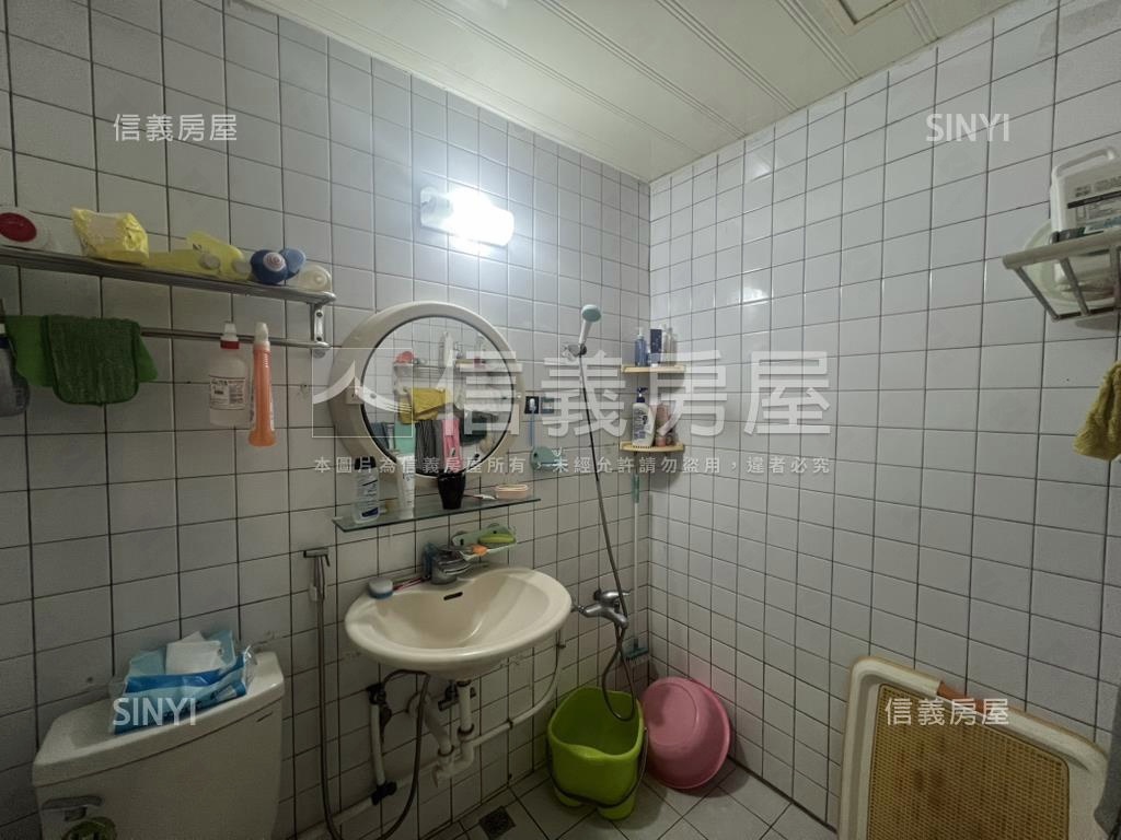 信義行政中心標格公寓二樓房屋室內格局與周邊環境