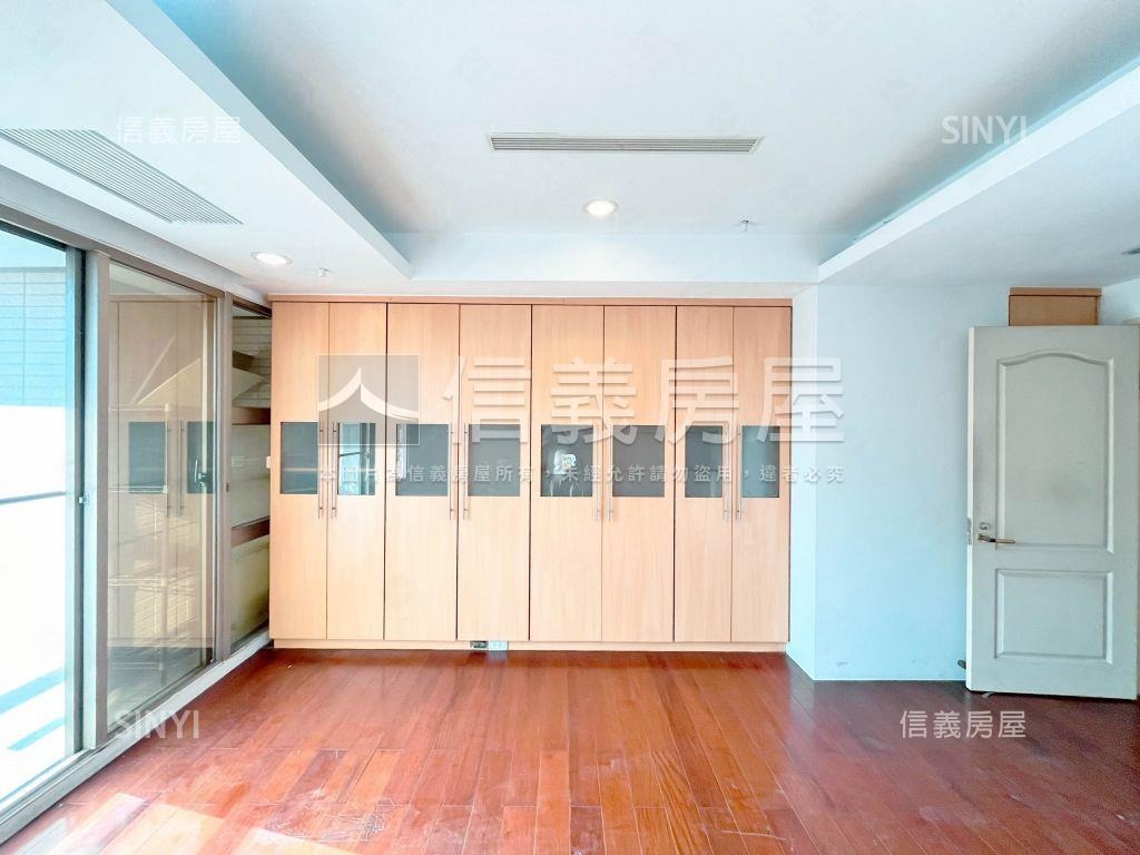 宏全世界廣場四房雙車位房屋室內格局與周邊環境