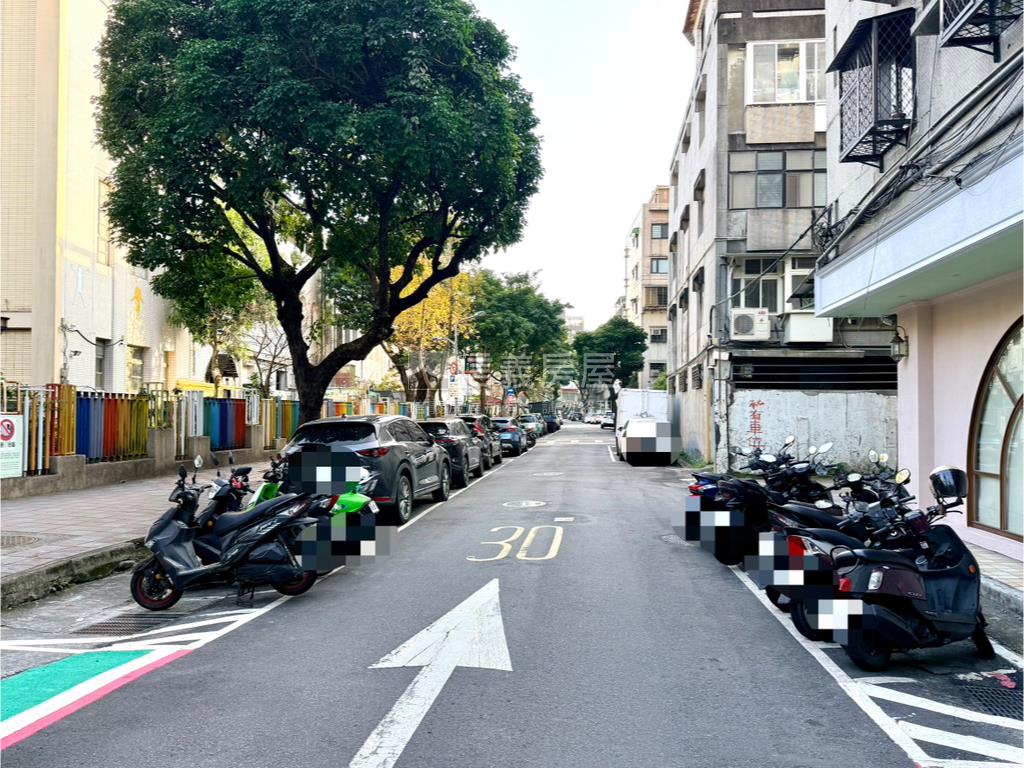 正仁愛路金華頂加大空間房屋室內格局與周邊環境