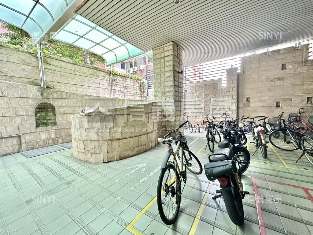 文心森林公園捷運三房車位房屋室內格局與周邊環境