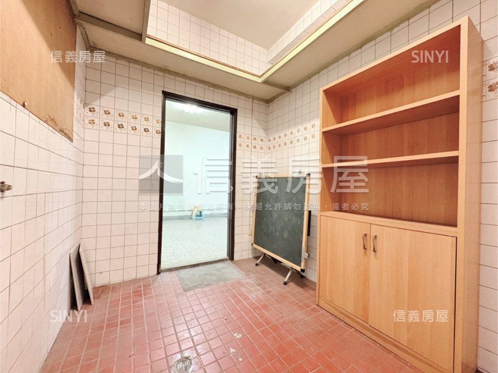 近長億，大面寬臨路透天房屋室內格局與周邊環境