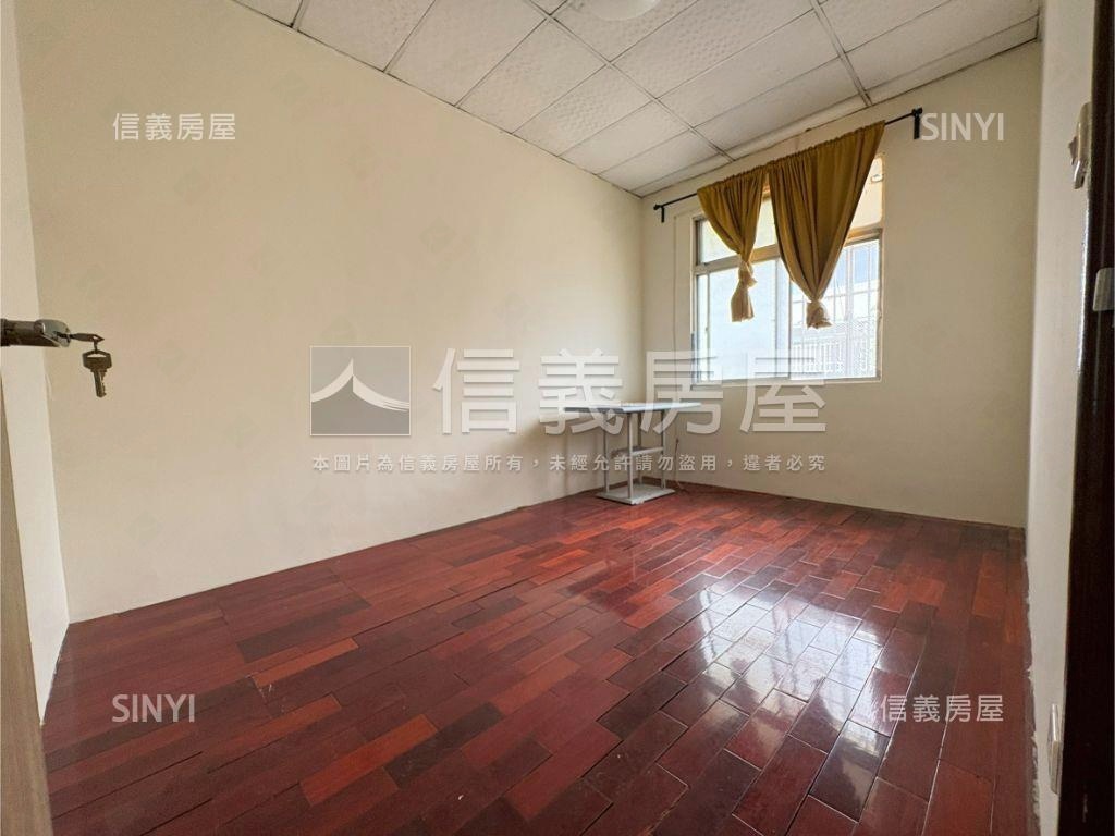 近長億，大面寬臨路透天房屋室內格局與周邊環境
