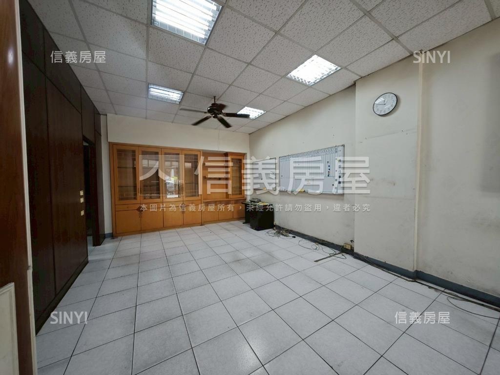 正南一街面寬廠房房屋室內格局與周邊環境
