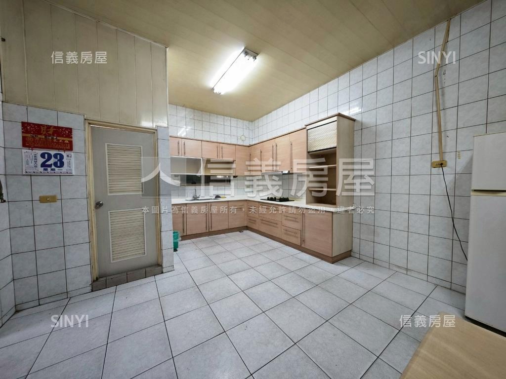 正南一街面寬廠房房屋室內格局與周邊環境