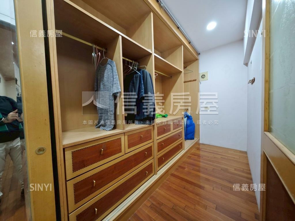 正南一街面寬廠房房屋室內格局與周邊環境