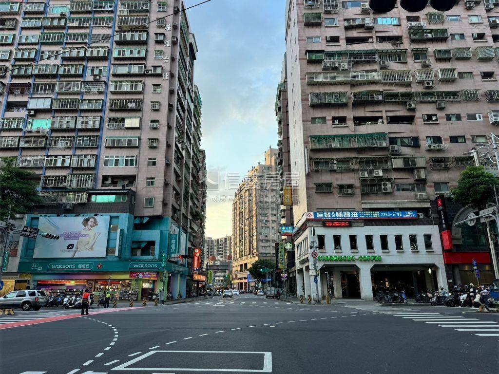 龍觀景觀電梯三房。美房屋室內格局與周邊環境